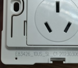 在插座外壳上打印字母数字编码