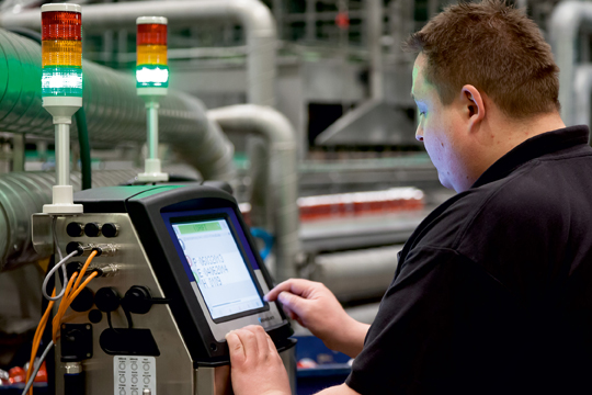 车间里面操作工人在操作Videojet 1650超高速喷码机