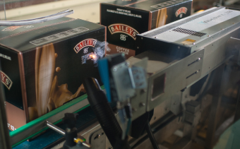 激光打标机在纸盒表面打标