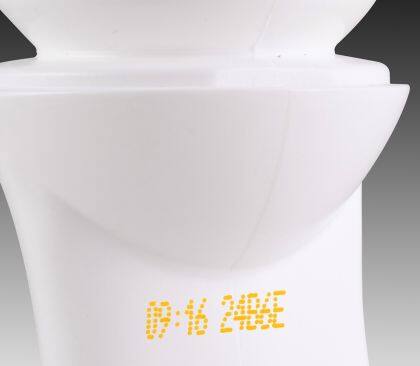 CIJ 产品标识：在白色 HDPE 塑料上用黄色墨水喷印单行字母数字编码